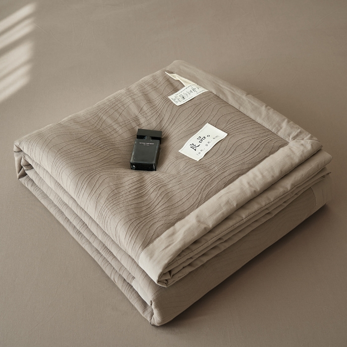 91家纺网 家纺一手货源 找家纺 寐绸家纺 2025新款纯棉水洗棉三层提花大豆纤维夏被四件套 曲线条-浅灰