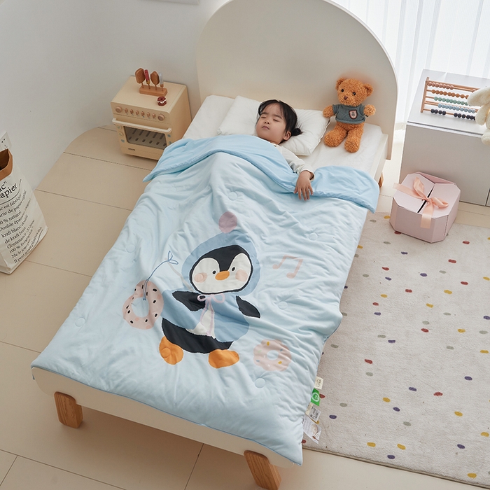 91家纺网 家纺一手货源 找家纺 荷马之梦 2025新款大版针织棉凉感丝AB版大豆儿童夏被 甜甜小企鹅