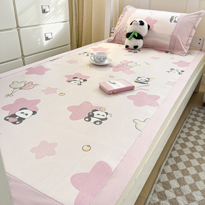 91家纺网 家纺一手货源 找家纺 2025新款印花冰藤凉席-学生款 粉熊猫