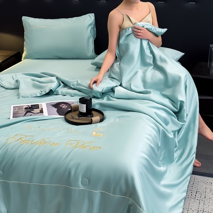 91家纺网 家纺一手货源 找家纺 卡罗兰 2025新款水洗天丝夏凉被空调被水洗真丝夏被四件套-森旅迷鹿 森旅迷鹿-青石绿