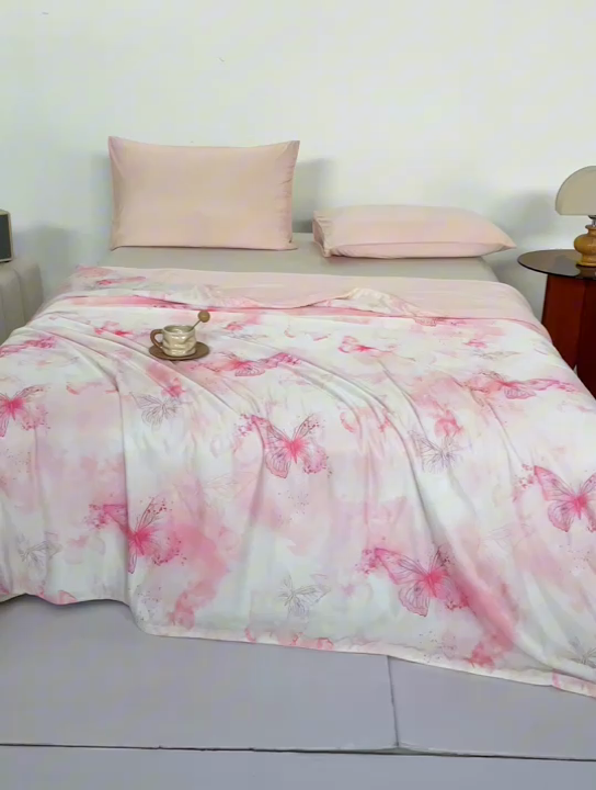 91家纺网 家纺一手货源 找家纺 缔锦家纺 2025新款凉感丝印花夏被 蝶恋-优雅粉