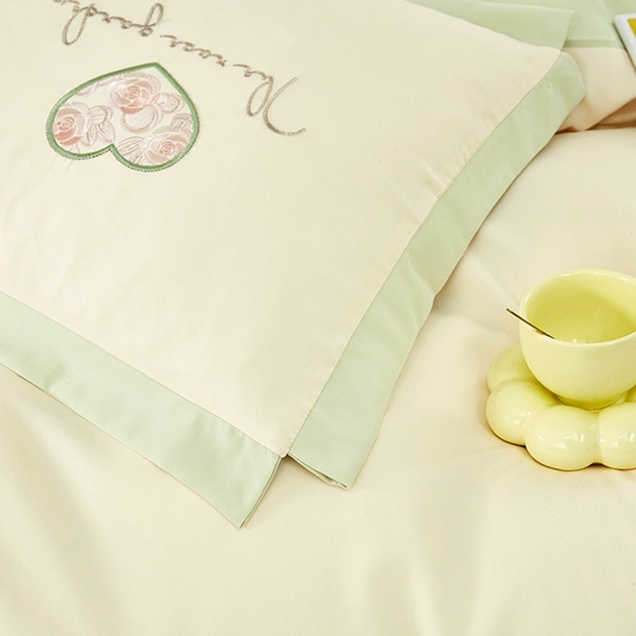 91家纺网 家纺一手货源 找家纺 卡迪亚家纺 2025新款加厚柔肤棉贴布绣宽边双拼刺绣四件套-满心花园 满心花园-抹茶绿