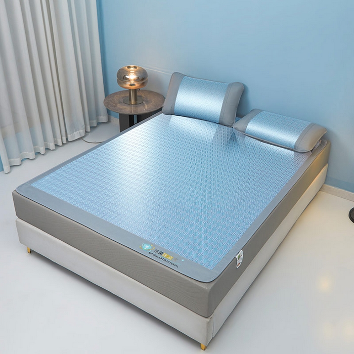 91家纺网 家纺一手货源 找家纺 2025新款凉席抗菌三明治可水洗碳光冰丝席宽边刺绣冰丝席 思绪 静谧蓝-床笠款