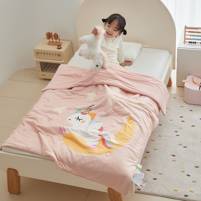 91家纺网 家纺一手货源 找家纺 荷马之梦 2025新款大版针织棉凉感丝AB版大豆儿童夏被 月亮独角兽