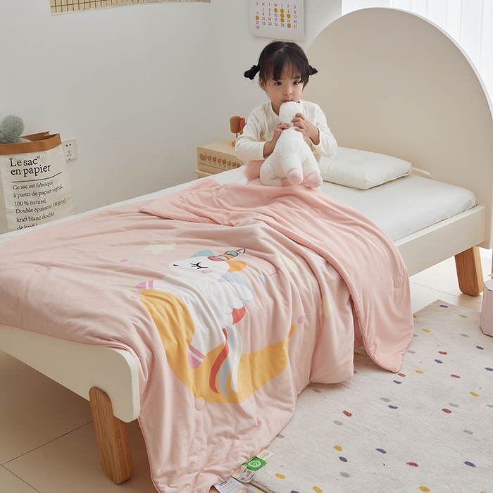 91家纺网 家纺一手货源 找家纺 荷马之梦 2025新款大版针织棉凉感丝AB版大豆儿童夏被 月亮独角兽