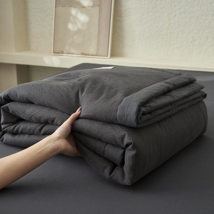 91家纺网 家纺一手货源 找家纺 寐绸家纺 2025新款纯棉水洗棉三层提花大豆纤维夏被四件套 肌理纹夏被-暗灰