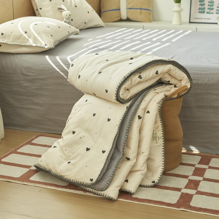 91家纺网 家纺一手货源 找家纺 寐绸家纺 2025新款纯棉双层纱印花大豆纤维夏被四件套 双层纱-爱心