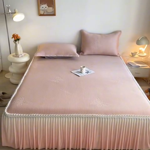 91家纺网 家纺一手货源 找家纺 安哆啦家纺 2025新款凉感冰豆豆花边凉席三件套系列 豆豆床裙-仙女粉