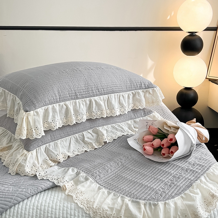 91家纺网 家纺一手货源 找家纺 沐纯家居 2025新款棉小乐花边床盖三件套 淡雅灰