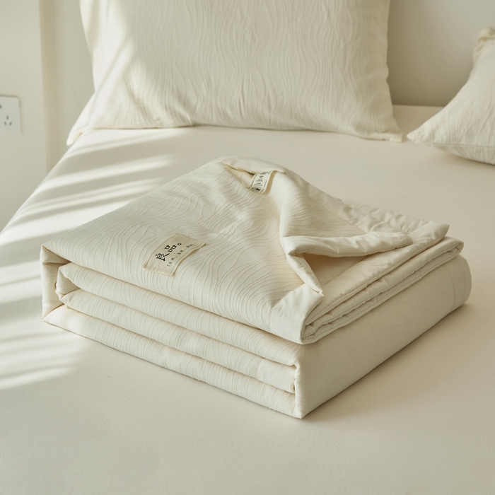 91家纺网 家纺一手货源 找家纺 寐绸家纺 2025新款纯棉水洗棉三层提花大豆纤维夏被四件套 曲线条-雅白