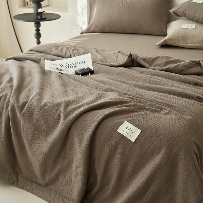 91家纺网 家纺一手货源 找家纺 寐绸家纺 2025新款纯棉水洗棉三层提花大豆纤维夏被四件套 曲线条-浅灰