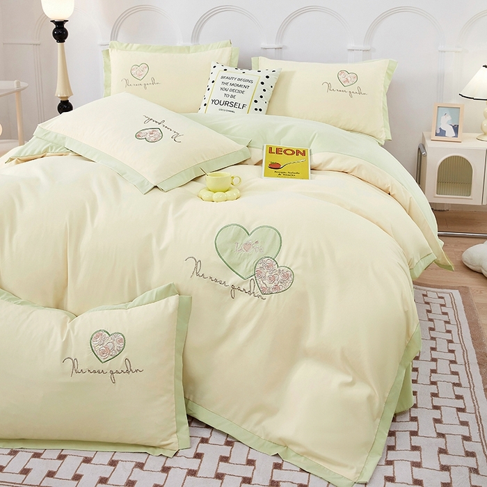 91家纺网 家纺一手货源 找家纺 卡迪亚家纺 2025新款加厚柔肤棉贴布绣宽边双拼刺绣四件套-满心花园 满心花园-抹茶绿