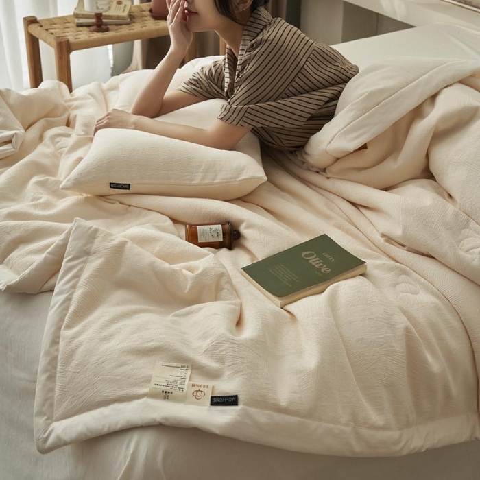 91家纺网 家纺一手货源 找家纺 寐绸家纺 2025新款纯棉水洗棉三层提花大豆纤维夏被四件套 肌理纹夏被-本白