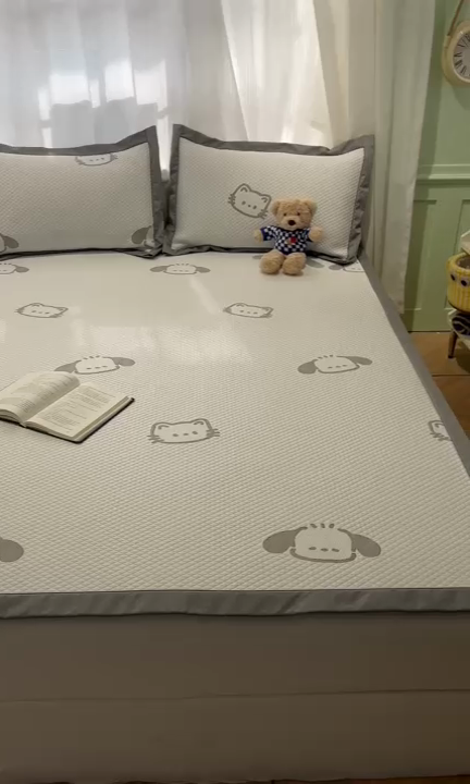 91家纺网 家纺一手货源 找家纺 孩子王家纺 2025新款冰丝席提花冰豆豆系列床单床笠 喵喵汪岛