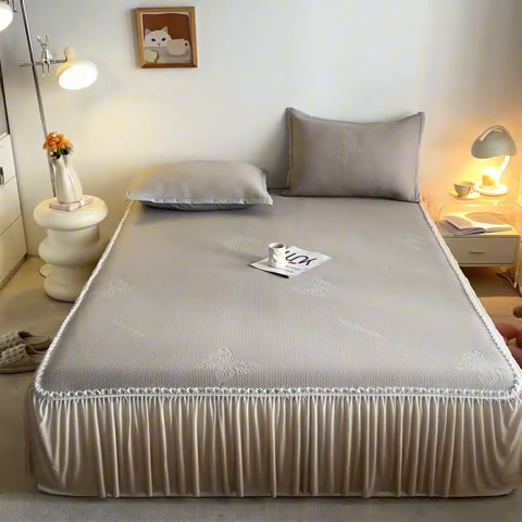 91家纺网 家纺一手货源 找家纺 安哆啦家纺 2025新款凉感冰豆豆花边凉席三件套系列 豆豆床裙-香槟金