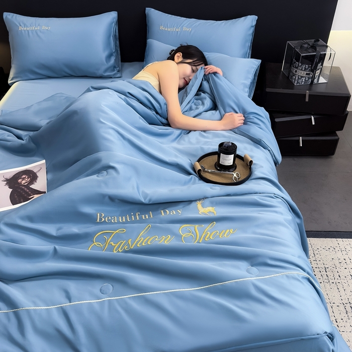 91家纺网 家纺一手货源 找家纺 卡罗兰 2025新款水洗天丝夏凉被空调被水洗真丝夏被四件套-森旅迷鹿 森旅迷鹿-宾利蓝