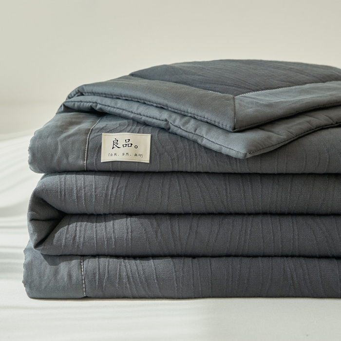 91家纺网 家纺一手货源 找家纺 寐绸家纺 2025新款纯棉水洗棉三层提花大豆纤维夏被四件套 曲线条-中灰