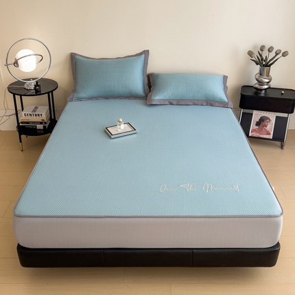 91家纺网 家纺一手货源 找家纺 孩子王家纺 2025新款冰豆豆华夫格绣花床单床笠-万丽和系列 万丽和-天空蓝床笠