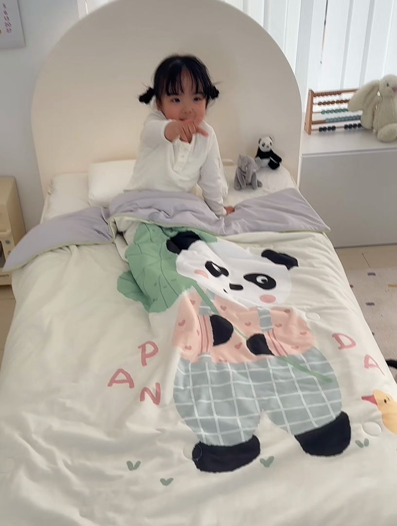 91家纺网 家纺一手货源 找家纺 荷马之梦 2025新款大版针织棉凉感丝AB版大豆儿童夏被 荷叶熊猫
