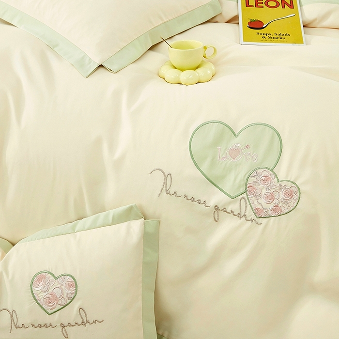 91家纺网 家纺一手货源 找家纺 卡迪亚家纺 2025新款加厚柔肤棉贴布绣宽边双拼刺绣四件套-满心花园 满心花园-抹茶绿