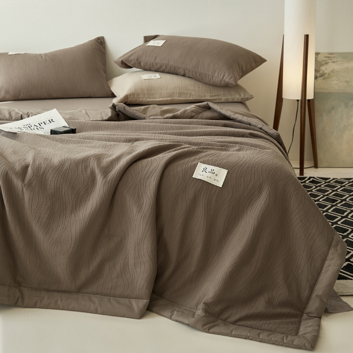 91家纺网 家纺一手货源 找家纺 寐绸家纺 2025新款纯棉水洗棉三层提花大豆纤维夏被四件套 曲线条-浅灰