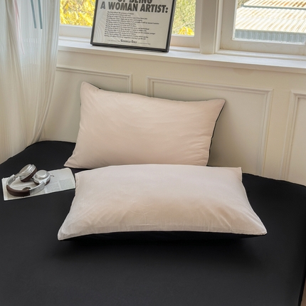 91家纺网 家纺一手货源 找家纺 冕悠家纺 2025新款A类105克超柔褶皱水洗棉拼色四件套-单被套 藕粉+高级黑