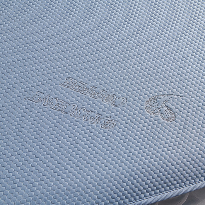 91家纺网 家纺一手货源 找家纺 梵克保罗 2025新款7A抗菌母婴级纯乙纶PE刺绣凉感丝豆豆席 床裙款 床裙款 字母爱心-蓝