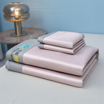 91家纺网 家纺一手货源 找家纺 （总）2025新款凉席抗菌三明治可水洗碳光冰丝席宽边刺绣冰丝席