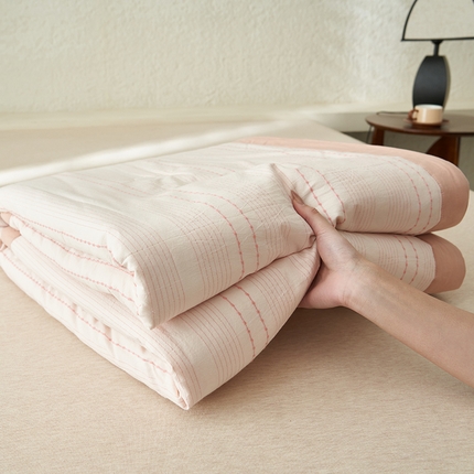 91家纺网 家纺一手货源 找家纺 寐绸家纺 2025新款纯棉水洗棉三层密点纹提花大豆纤维夏被四件套 密点夏被-豆沙