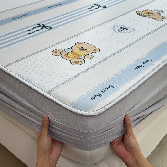 91家纺网 家纺一手货源 找家纺 丝羽坊 2025新款小版印花冰丝凉席冰丝席碳光冰丝凉席-床笠款 饼干熊