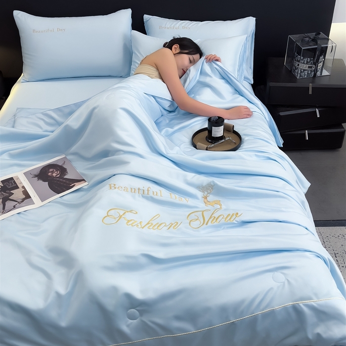 91家纺网 家纺一手货源 找家纺 卡罗兰 2025新款水洗天丝夏凉被空调被水洗真丝夏被四件套-森旅迷鹿 森旅迷鹿-天空蓝