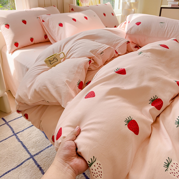 91家纺网 家纺一手货源 找家纺 澳梵家居 2025新款小清新全棉印花四件套 可可草莓