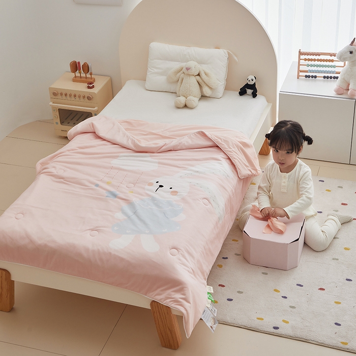 91家纺网 家纺一手货源 找家纺 荷马之梦 2025新款大版针织棉凉感丝AB版大豆儿童夏被 蓝风铃兔