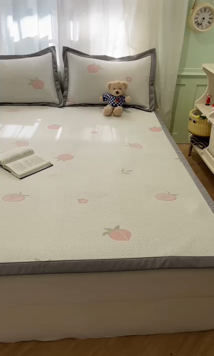 91家纺网 家纺一手货源 找家纺 孩子王家纺 2025新款冰丝席提花冰豆豆系列床单床笠 桃桃