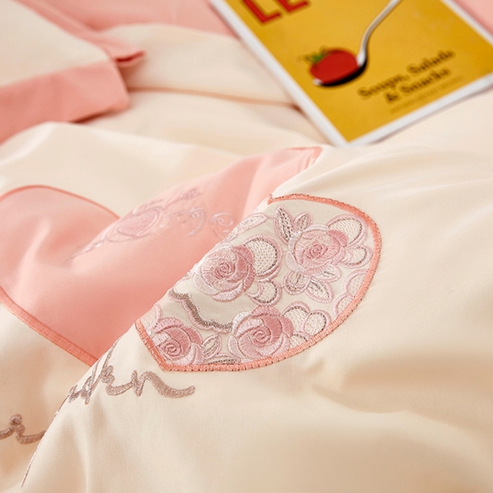 91家纺网 家纺一手货源 找家纺 卡迪亚家纺 2025新款加厚柔肤棉贴布绣宽边双拼刺绣四件套-满心花园 满心花园-玲珑玉