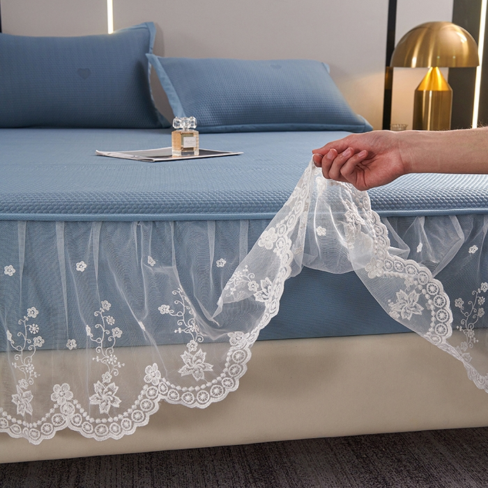 91家纺网 家纺一手货源 找家纺 梵克保罗 2025新款7A抗菌母婴级纯乙纶PE刺绣凉感丝豆豆席 床笠花边款 花边床笠爱心蝴蝶结-蓝
