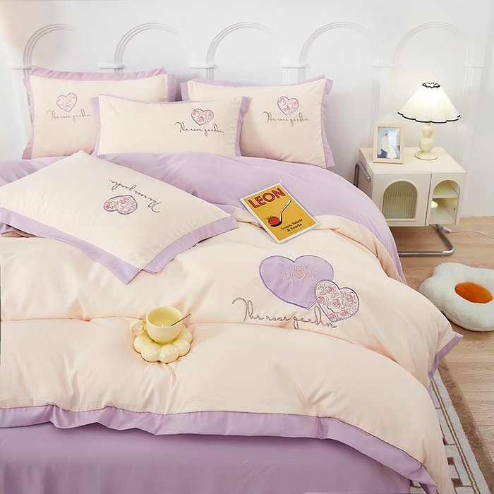 91家纺网 家纺一手货源 找家纺 卡迪亚家纺 2025新款加厚柔肤棉贴布绣宽边双拼刺绣四件套-满心花园 满心花园-梦幻紫