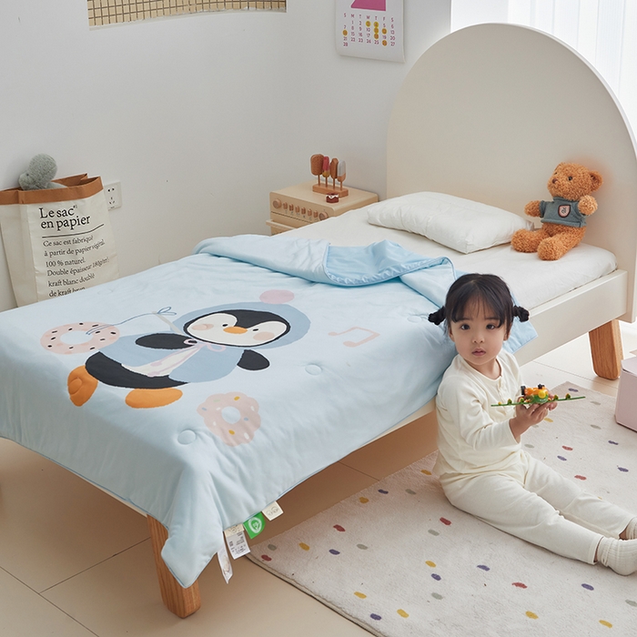 91家纺网 家纺一手货源 找家纺 荷马之梦 2025新款大版针织棉凉感丝AB版大豆儿童夏被 甜甜小企鹅