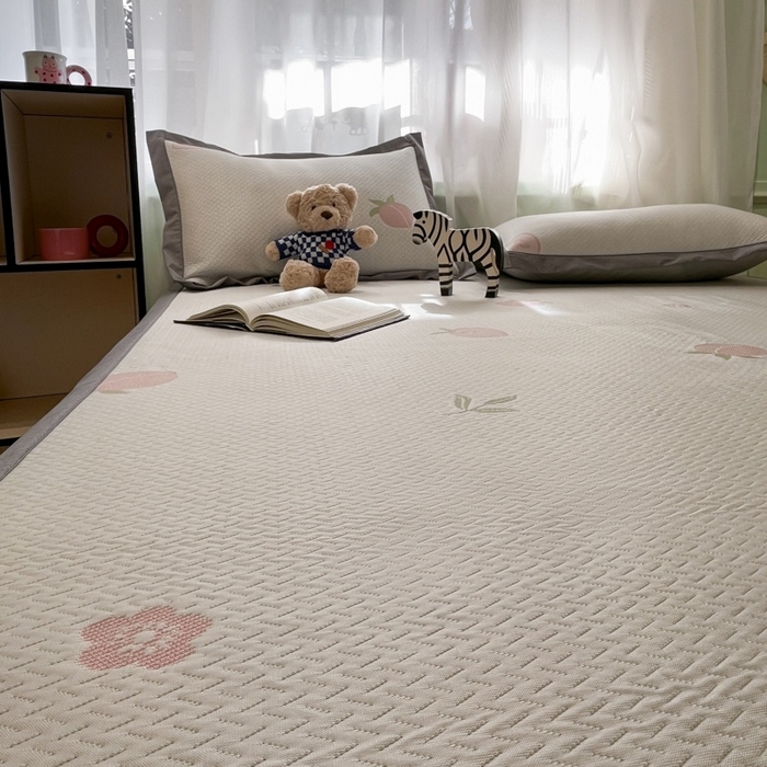 91家纺网 家纺一手货源 找家纺 孩子王家纺 2025新款冰丝席提花冰豆豆系列床单床笠 桃桃