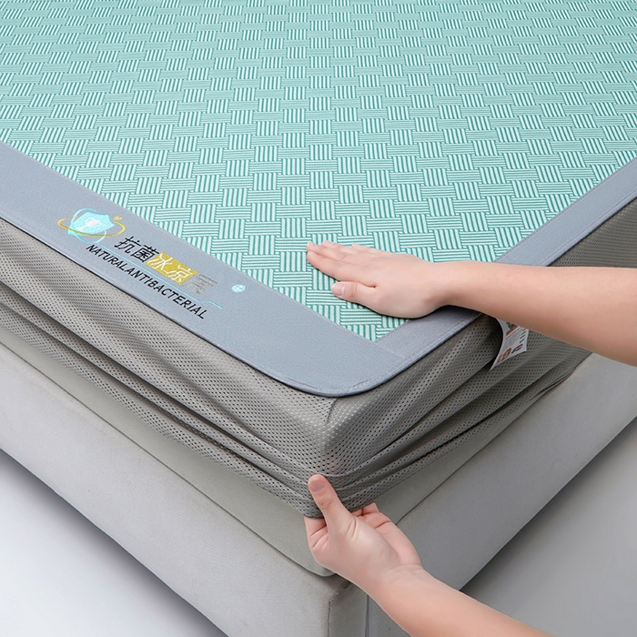 91家纺网 家纺一手货源 找家纺 2025新款凉席抗菌三明治可水洗碳光冰丝席宽边刺绣冰丝席 思绪 薄荷绿-床笠款