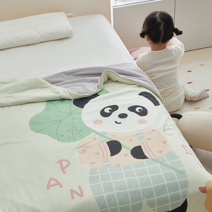 91家纺网 家纺一手货源 找家纺 荷马之梦 2025新款大版针织棉凉感丝AB版大豆儿童夏被 荷叶熊猫