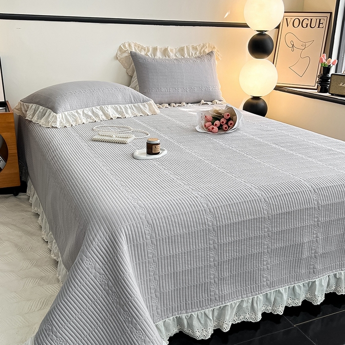 91家纺网 家纺一手货源 找家纺 沐纯家居 2025新款棉小乐花边床盖三件套 淡雅灰