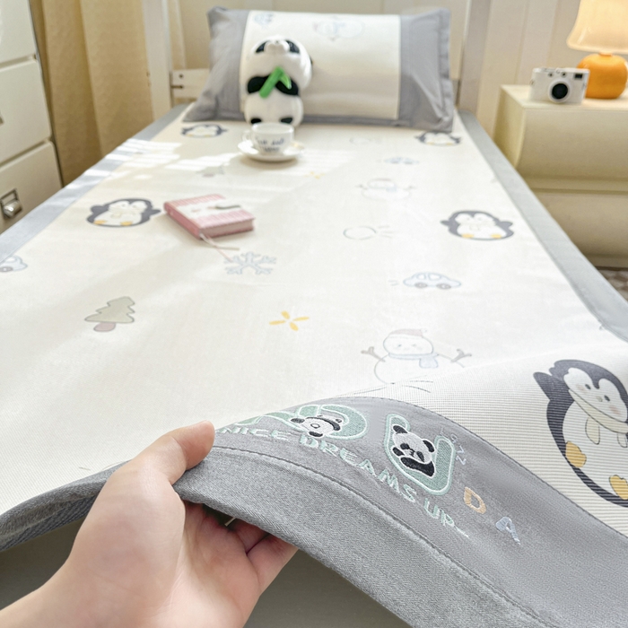 91家纺网 家纺一手货源 找家纺 2025新款印花冰藤凉席-学生款 小企鹅