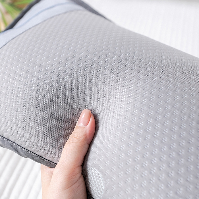 91家纺网 家纺一手货源 找家纺 2025新款凉感席夏季冰藤枕茶叶枕头凉豆豆席护颈椎竹席枕芯单人冰丝凉枕  冰豆圆枕-灰30x50