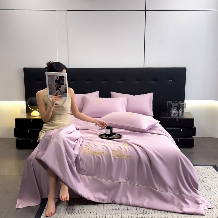 91家纺网 家纺一手货源 找家纺 卡罗兰 2025新款水洗天丝夏凉被空调被水洗真丝夏被四件套-森旅迷鹿 森旅迷鹿-香芋紫