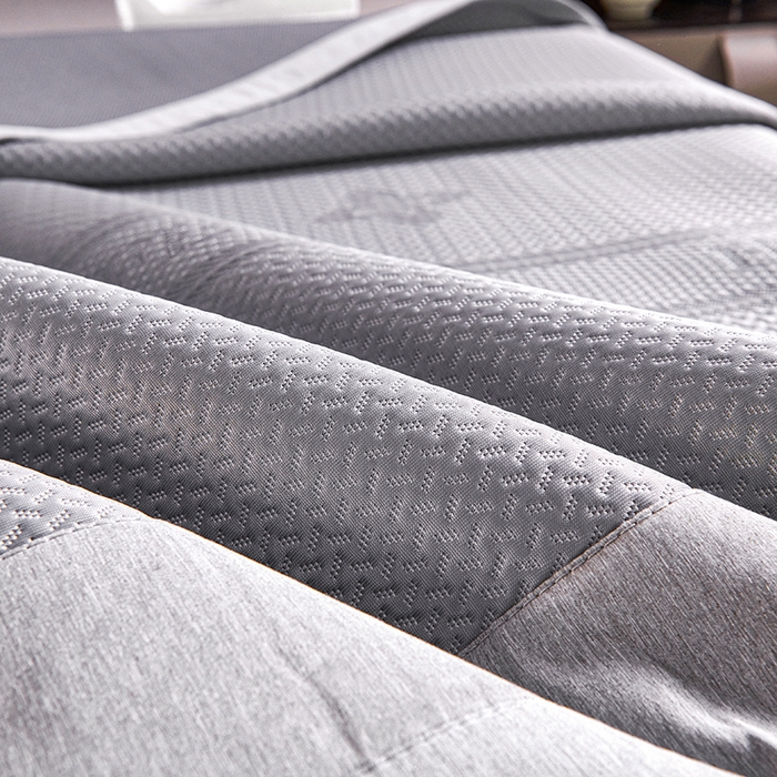 91家纺网 家纺一手货源 找家纺 梵克保罗 2025新款7A抗菌母婴级纯乙纶PE刺绣凉感丝豆豆席 四叶花-灰