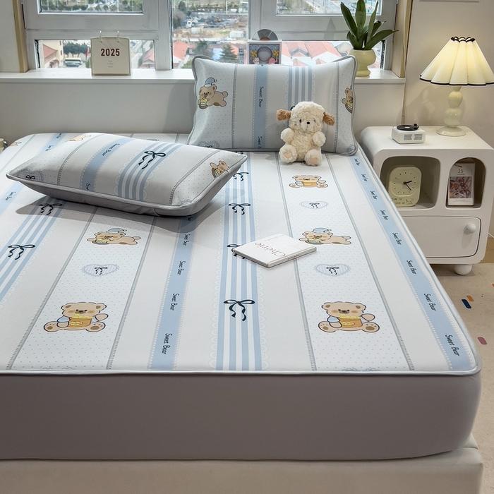 91家纺网 家纺一手货源 找家纺 丝羽坊 2025新款小版印花冰丝凉席冰丝席碳光冰丝凉席-床笠款 饼干熊