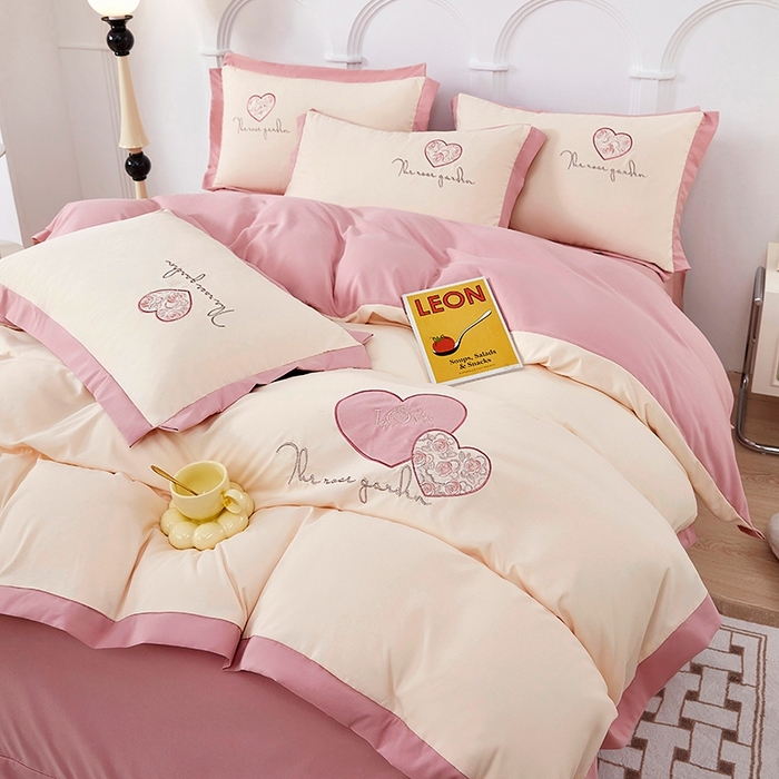 91家纺网 家纺一手货源 找家纺 卡迪亚家纺 2025新款加厚柔肤棉贴布绣宽边双拼刺绣四件套-满心花园 满心花园-蜜豆沙