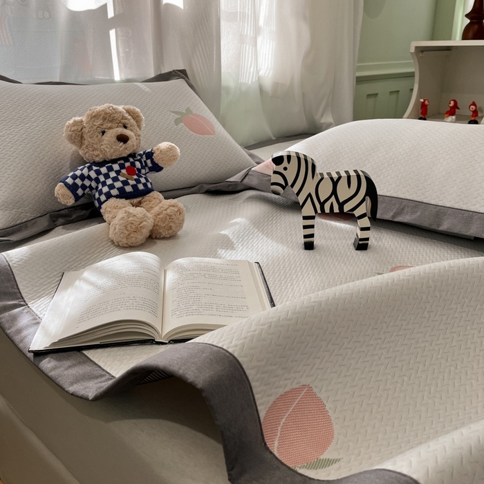 91家纺网 家纺一手货源 找家纺 孩子王家纺 2025新款冰丝席提花冰豆豆系列床单床笠 桃桃