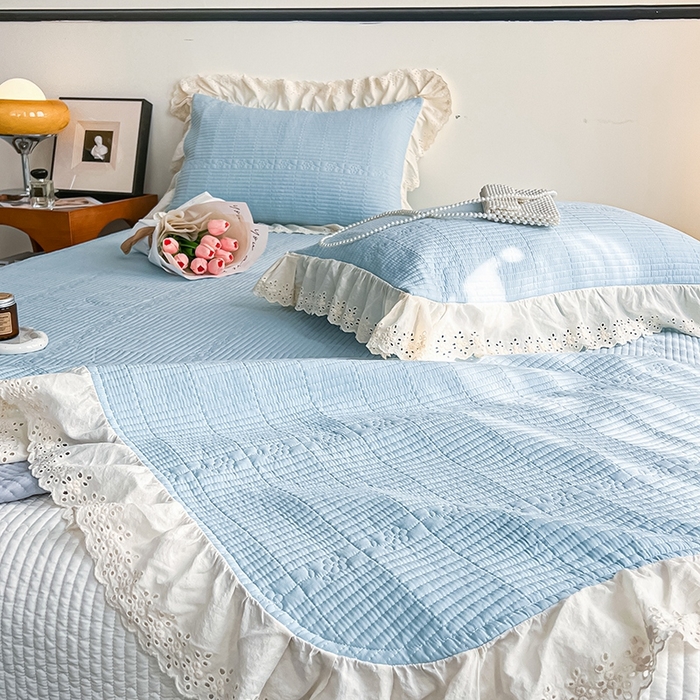 91家纺网 家纺一手货源 找家纺 沐纯家居 2025新款棉小乐花边床盖三件套 冰蓝